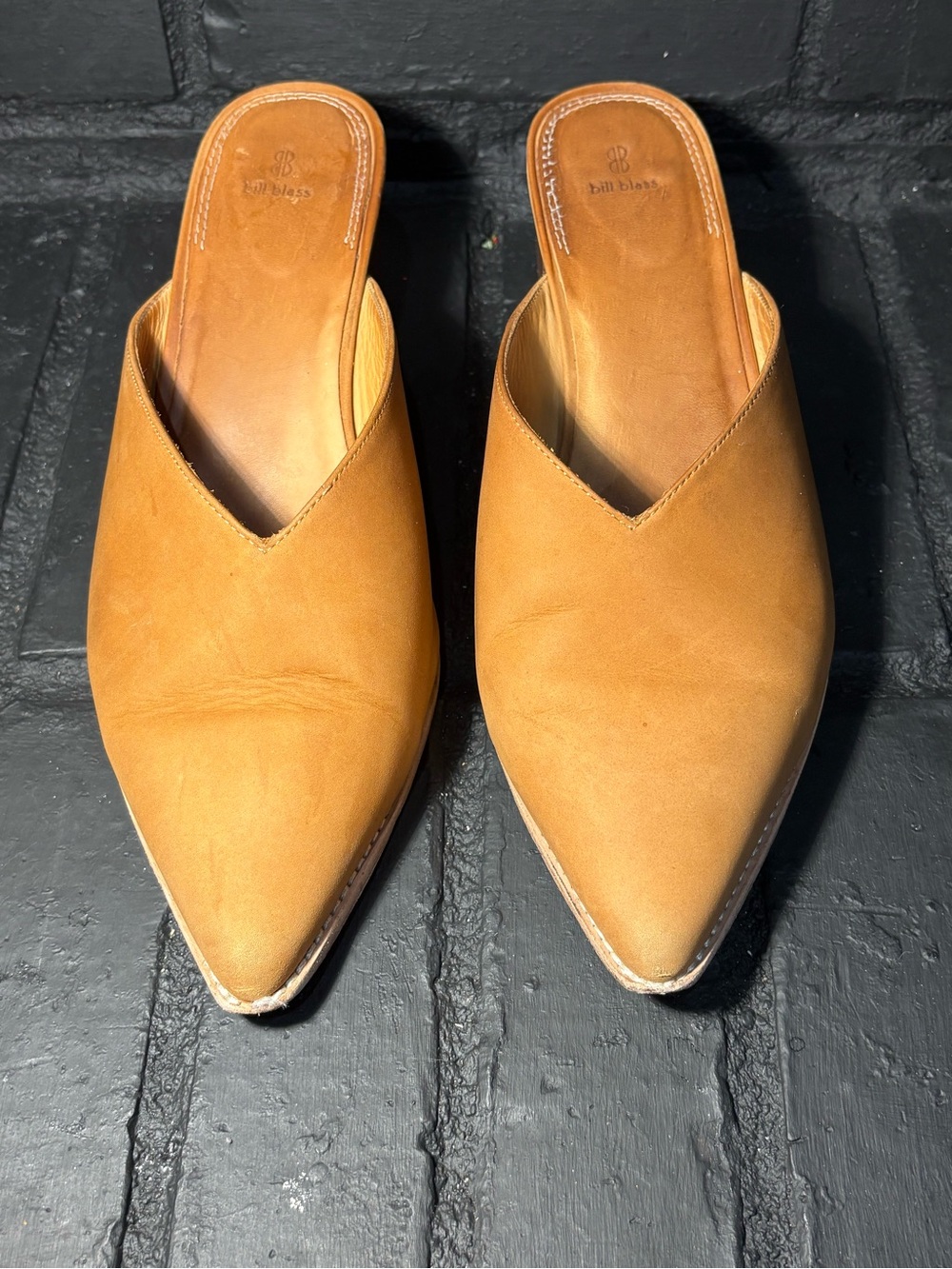 bill blass tan leather pointed mule slides